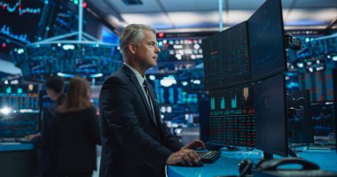 Finansal Analizci Masaüstü Bilgisayarını Gerçek zamanlı Grafikler, Finansal Raporlar ve Piyasa Çizelgeleri ile Çoklu Monitör Çalışma İstasyonu ile Kullanıyor. İşlemci