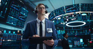 Genç Yakışıklı Borsa Simsarının Portresi Tablet Bilgisayar kullanarak, Gerçek zamanlı hisse senedi verilerini araştırarak, emtiaları ve borsayı analiz ederek,