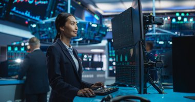 Gerçek zamanlı borsa, borsa ve borsa grafikleri ile birlikte Çoklu Ekran Çalışma İstasyonunda çalışan Genç Kadın Borsacı