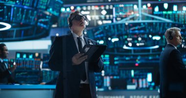 Modern bir ofiste çalışan başarılı bir borsa müdürünün portresi. Proaktif Tüccar Yazılım Kullanılarak Tablet Bilgisayarda İnternet Taranıyor