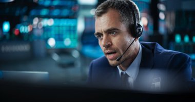 Gerçek zamanlı Grafikler, Finansal Raporlar ve Piyasa Güncellemeleri ile Masaüstü Bilgisayarı Kullanan Bir Finansal Analistin Portresi. Modern Stokta Çalışan Tüccar