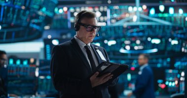 Ofiste çalışan başarılı bir borsa müdürünün portresi. Yazılım kullanarak, Tablet Bilgisayarda İnternet Taraması Yapan Profesyonel Tüccar