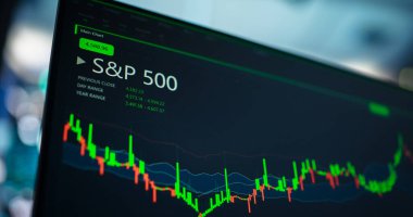 Tallinn, Estonya - 4 Ağustos 2023 - SP 500 Piyasa Analizi, Candlestick Grafikleri ve Finansal Raporları ile Bilgisayar Ekranı. Borsa Yazılımı