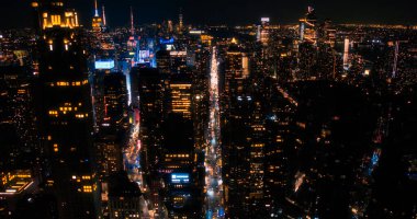 Manzaralı New York şehri manzaralı Manhattan Mimarisi. İş bölgesinin panoramik gece çekimi bir helikopterden. Birlikte şehir manzarası