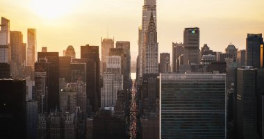 New York City Gökdelenleri ve Trafik Yoğun Şehir Sokakları 'nın Güzel Sinematik Günbatımı Çekimi. Düşük Görünümlü Panoramik Helikopter