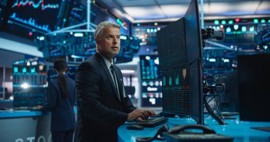 Finansal Analizci Masaüstü Bilgisayarı ile Gerçek zamanlı Grafikler, Finansal Raporlar ve Piyasa Çizelgeleri ile Çoklu Monitör Çalışma İstasyonu. Tüccar çalışıyor