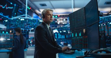 Gerçek zamanlı borsa, hisse senedi ve alım satım işleriyle uğraşan Ortaçağ Borsacılarının Portresi