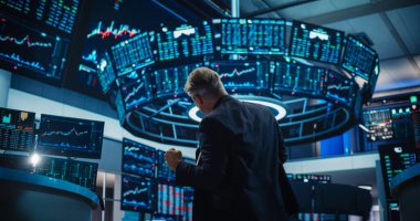 Kazançlı Satışı Kutlayan Başarılı Borsa Tüccarı. Profesyonel Komisyoncu İyi Haberler Hakkında Heyecanlı, Havaya Kazanan Modaya Yumruk