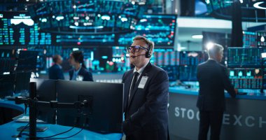 Bir borsada çalışan Ortaçağ İşletmecisinin Portresi. Stil Yetişkin Adam İletişim Kuruyor Arama ve Gösterimde Alım Satım Emirleri