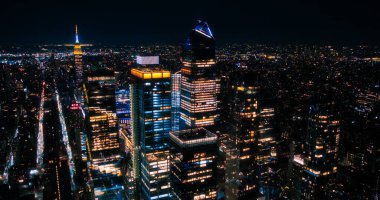 Gece vakti New York Şehir Mimarisi Helikopter Turu. Ofis Binaları Panorama ile Manhattan Işıklı ve Kalabalık Sokaklar Arabalar ve