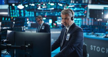 Gerçek zamanlı borsa ve borsa grafikleri olan bir Masaüstü Bilgisayarı üzerinde çalışan Üretici Borsa Komisyoncusu. Profesyonel Yatırımcı