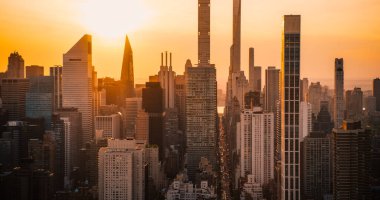 Manzaralı New York Şehri Akşam Manzarası Aşağı Manhattan Mimarisi. Sunset 'teki bir helikopterden panoramik şehir fotoğrafı. Modern Şehir Manzarası