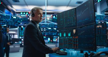 Yakışıklı Orta Çağ Menkul Kıymetler Borsacısı Canlı Açık Artırma, İletişim Satın Alma ve Satma emirlerini Çağrının Diğer Tarafındaki İşletmeciye Veriyor