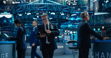 Başarılı Borsa İşlemcileri ve Yatırımcıları, Gelişmiş Bilgisayar Yazılımlarını İzlemek, Araştırmak ve Canlı Piyasa Finansmanını Tahmin Etmek İçin Kullanıyor