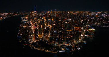 Manhattan 'daki New York City Bulvarları' nın Hava Gecesi Manzarası İş ve Konut Bina Çatıları, Arabalar ve Ticari Araçlar Gece Sürücüsü