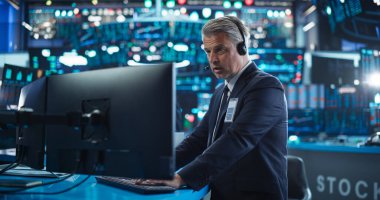 Gerçek zamanlı borsa ve borsa grafikleri olan bir Masaüstü Bilgisayarı üzerinde çalışan Üretici Borsa Komisyoncusu. Profesyonel Yatırımcı