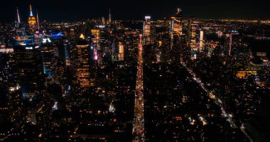 Gece vakti New York Şehir Mimarisi Helikopter Turu. Ofis Binaları Panorama ile Manhattan Işıklı ve Kalabalık Sokaklar Arabalar ve