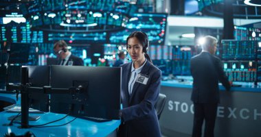 Uluslararası Borsa 'da Çalışan Genç Asyalı Kadın Portresi: Bir Bilgisayarla Bir Masanın Arkasında Duran Tüccar