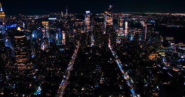Manhattan Şehir Merkezi Mimarisi Hava Helikopteri Manzarası. Geceleri gökdelenlerin ve ofis binalarının insansız hava aracı fotoğrafı. Akşam Kentsel Manzarası
