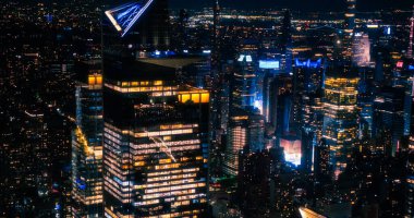 New York City, ABD 'deki Hudson Metrosu' nun 30 metre çevresindeki Panorama. Gezginler için Gözlem Balkonlu Modern Gökdelen ile Hava Çekimi