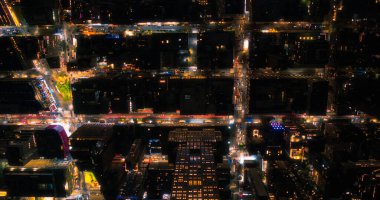 Billboard 'lardan Neon Lights ile New York sokaklarının tepeden aşağı hava görüntüsü. Araçlarla Meşgul Metropolis Trafiği, Sarı Taksi, Ticari