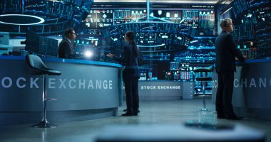 Gerçek zamanlı borsa, borsa ve borsa grafikleri olan birden fazla bilgisayar ekranı olan bir ofiste çalışan borsa simsarları. Yöneticiler