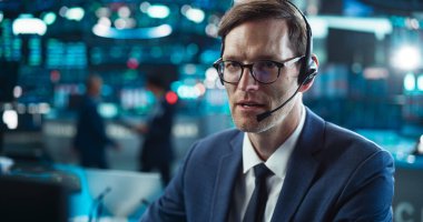 İş Ortaklarıyla Çevrimiçi Profesyonel Yatırımcı İletişimi. Erişkin Borsası Komisyoncusu Canlı Stok Bilgisi olan bir bilgisayar üzerinde çalışıyor