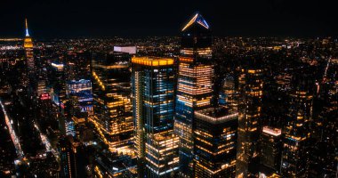Manzaralı New York şehri manzaralı Manhattan Mimarisi. Bir helikopterden panoramik gece görüntüsü geliyor. Birlikte şehir manzarası