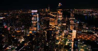New York Şehir Mimarisinin Gece Helicopter Fotoğrafı Kuruluyor. Manhattan Eğlence ve İş Bölgelerinin Uzun Mercekli Hava Görüntüsü, Şehir