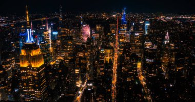 New York Şehri Havacılık Gecesi Şaşılacak Manhattan Simgeleri, Gökdelenler ve Konut Binaları. Geniş Açı Panoramik Helikopter Görünümü