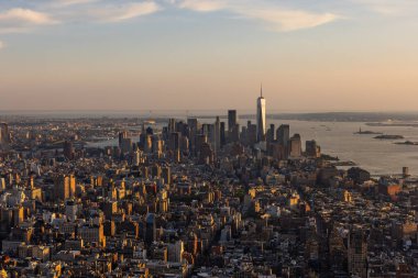 Manzaralı New York şehri manzarası Midtown 'dan Lower Manhattan Mimarisine doğru. Panoramik Wall Street Finans Bölgesi Helikopterden Vuruldu