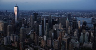 New York City, ABD 'deki Wall Street Finans Bölgesi Çevresi Akşam Panoraması. Aydınlık Ofis Binaları ve Gökdelenlerle Karanlık Hava Fotoğrafı