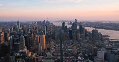 New York Şehri Havacılık Şehri. Manhattan 'ın çarpıcı simgeleri, gökdelenleri ve konut binaları. Uzun Geniş Açı Panoramik Helikopter