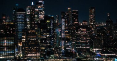 Wall Street Ofis Binaları Gece Işığı: Sahne Havası New York Şehir Manzarası Aşağı Manhattan Mimarisi. Panoramik Finans Bölgesi Fotoğrafı