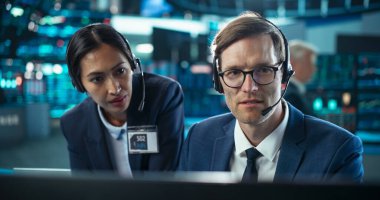 İki Başarılı Borsa İşletmecisi Bilgisayar Kullanıyor, Uluslararası İş Ortağı İçin Ticari Yatırımlar Tartışıyor,