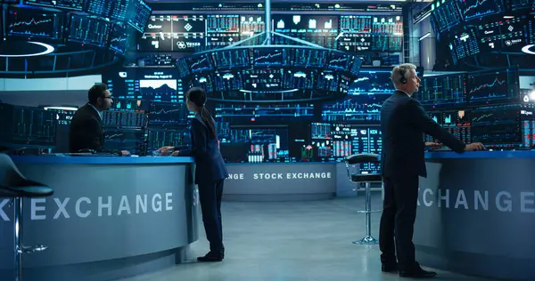 Uluslararası Borsa 'da Rutin Çalışma Günü: Eşitlik ve Hisse Piyasalarını İzleyen Çok Irklı Uzmanlar Grubu, Büyütme üzerinde çalışıyor