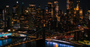 Hava Helikopteri Sinema Gecesi Sahnesi. Brooklyn Köprüsü 'nün Üstten Görünümü Gökdelenler Şehri' yle Panoramik Çekim 'e geçiyor. Güzel