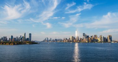 Ofisi ve apartmanı olan Manhattan Adalı Hava Fotoğrafı. Hudson Nehri Sahnesi Yat, Tekne ve Güneş Tek Dünya 'dan Yansıyan