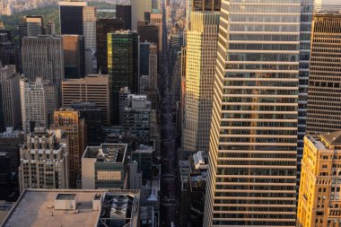 Gece vakti New York Şehir Mimarisi Helikopter Turu. Ofis Binalarının Panorama 'sı ile Manhattan' ın üzerinden uçun Işıklı ve Tıkanmış Sokaklar