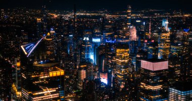 Manhattan Mimarisi 'nin Gece Hava Görüntüsü. Bir helikopterden Mali İşler Bölgesi Akşam Fotoğrafı. Tarihi Ofis Kulelerinin Sahnesi