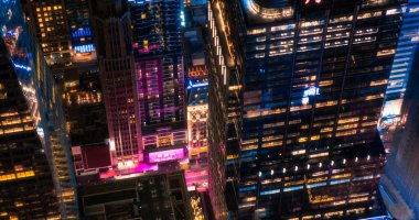 New York Şehri 'nin Gece Helikopter Turu. Manhattan 'ın Işıklı ve Kalabalık Sokaklı Ofisleri Büyük Şehir' de Arabalar ve Taksi Araçlarıyla