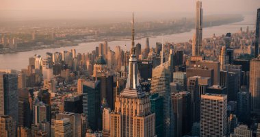 Empire State Binası 'nın Günbatımı Hava Görüntüsü ve Üst Güverte Turist Gözlemevi. New York City İş Merkezi, yukarıdan. Bir Helikopter Fotoğrafı