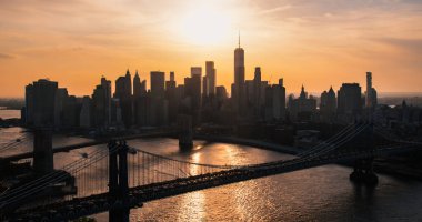 New York Şehri Skyline Hava Filosu Sunset 'te bir helikopterden çekildi. Manhattan ve Brooklyn Köprüleriyle ünlü gökdelen binaları. Meşgul Çeşitli Megapolis