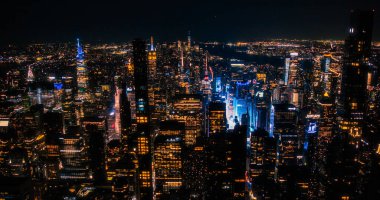 Manzaralı New York şehri manzaralı Manhattan Mimarisi. İş bölgesinin panoramik gece fotoğrafı bir helikopterden. Birlikte şehir manzarası