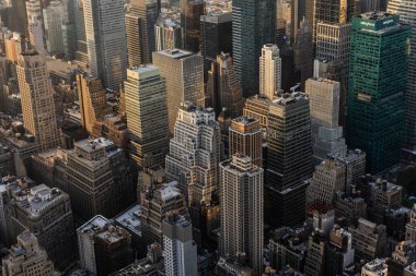 Manzaralı New York şehri manzaralı Manhattan Konutu ve Ofis Mimarisi. Panoramik Akşam Güneşi Helikopterden Çekildi. Birlikte şehir manzarası