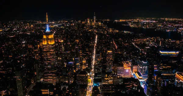 Gece vakti New York Şehir Mimarisi Helikopter Turu. Ofis Binaları Panorama ile Manhattan Işıklı ve Kalabalık Sokaklar Arabalar ve