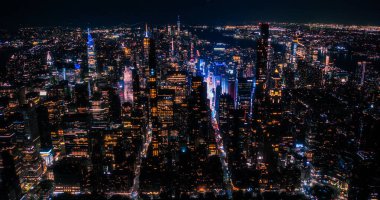 Midtown Manhattan Mimarisi 'nin Gece Hava Görüntüsü. Bir helikopterden Mali İşler Bölgesi 'nin Akşam Çekimi. Tarihi Ofis Sahnesi