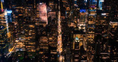Manzaralı New York şehri manzaralı Manhattan Mimarisi. Bir helikopterden İş Bölgesi Yüksek Açılı Gece Fotoğrafı. Birlikte şehir manzarası