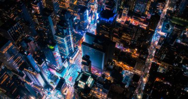 Geceleri New York Beton Ormanı. Manhattan 'daki bir helikopter turundan havadan çekilmiş. Modern Gökdelen ile Sahneler Kalabalıktaki Görünümü Engelliyor