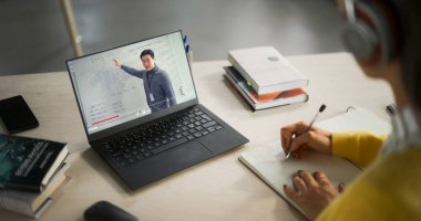 Bir Üniversite Öğrencisi Yazılım Geliştirme ve Mühendislik Kütüphanesinde Bir Omuz Çekimi. Çevrimiçi İsimsiz Kadın Öğrenme, Alınıyor